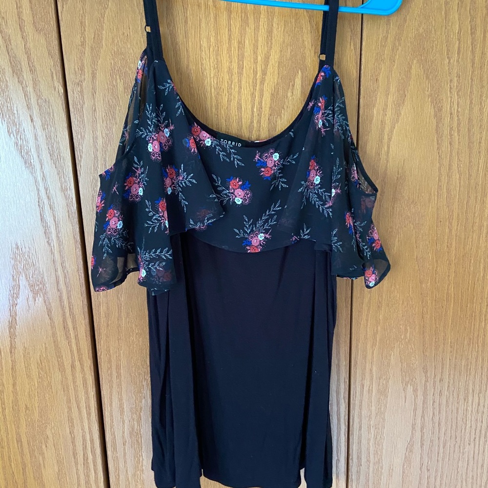 💜3/$15 Torrid size 1 cold shoulder fluttery top